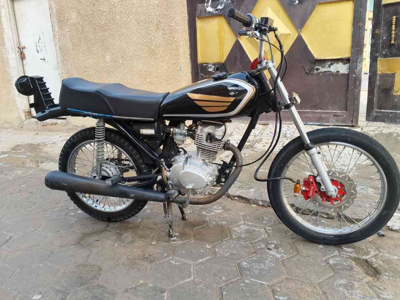 دراجه للبيع موديل 23 شاصه 21 مبدل والفات نامه السعر 700 وبيها مجال
***********
