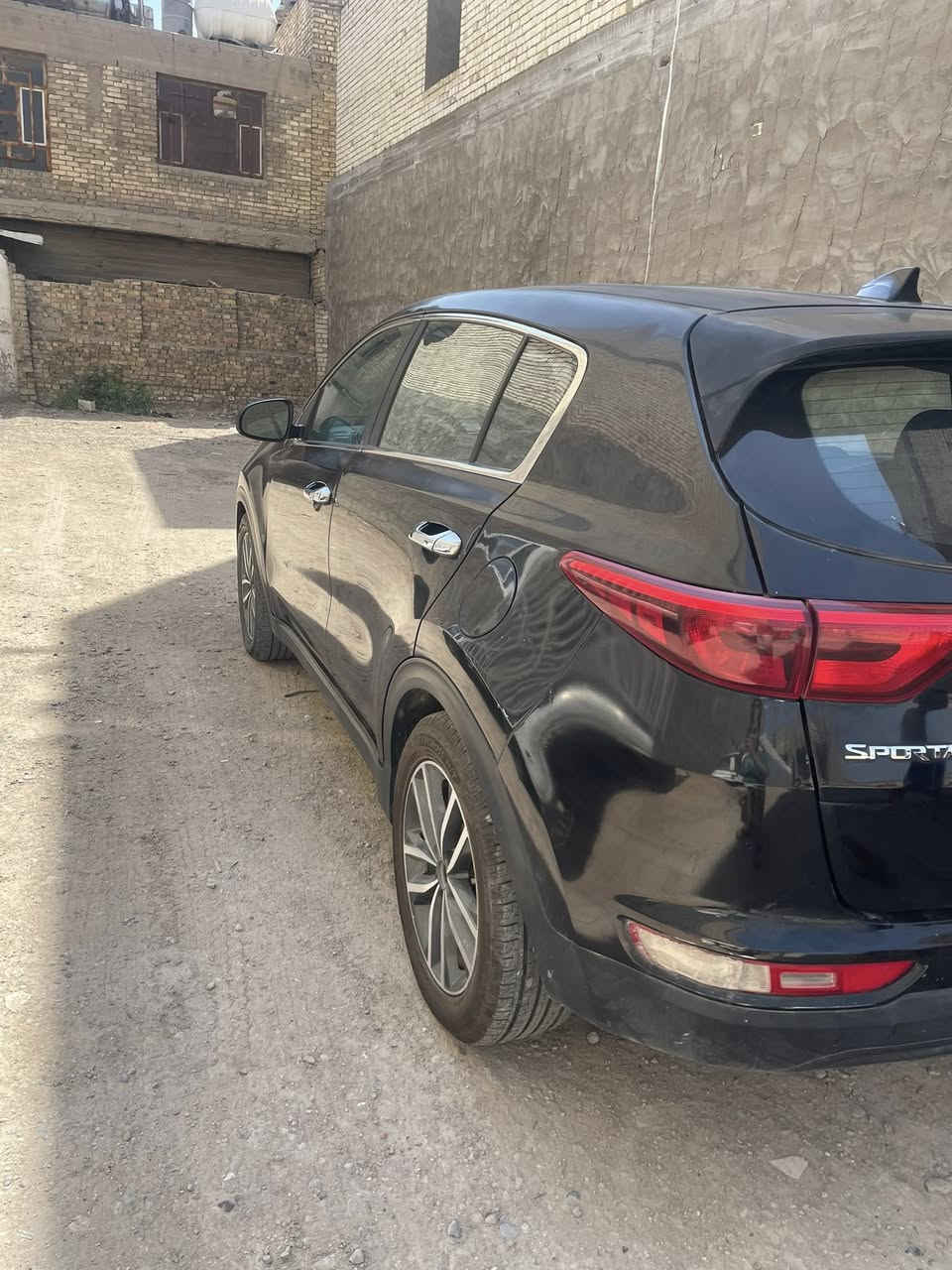كيا سبورتج ٢٠١٩ وارد امريكي حدثه من امريكه جملغ وباب خلفي عكس سايق وصل تكمه وبلعراق جملغ امامي مال سايق بدون دواخل سياره سابقن معوقين بقي بس تحويل يعني حالين حره سويه صاقطه ماشيه 90 الف   سياره ردله بولش لين جانت متروكه  عارضه ١٣٥ وسوناره مجود بلصور ***********
