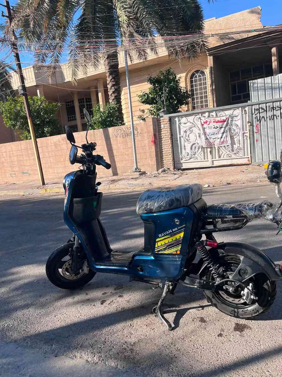سلام عليكم دراجه شحن النوع R10 موديل 2025 دراجه خير من الله  الدراجه فيه نواقص بسيطه  السعر 300 الف بيه مجال العنوان بغداد العطيفية قرب جامع براثا الرقم ***********

