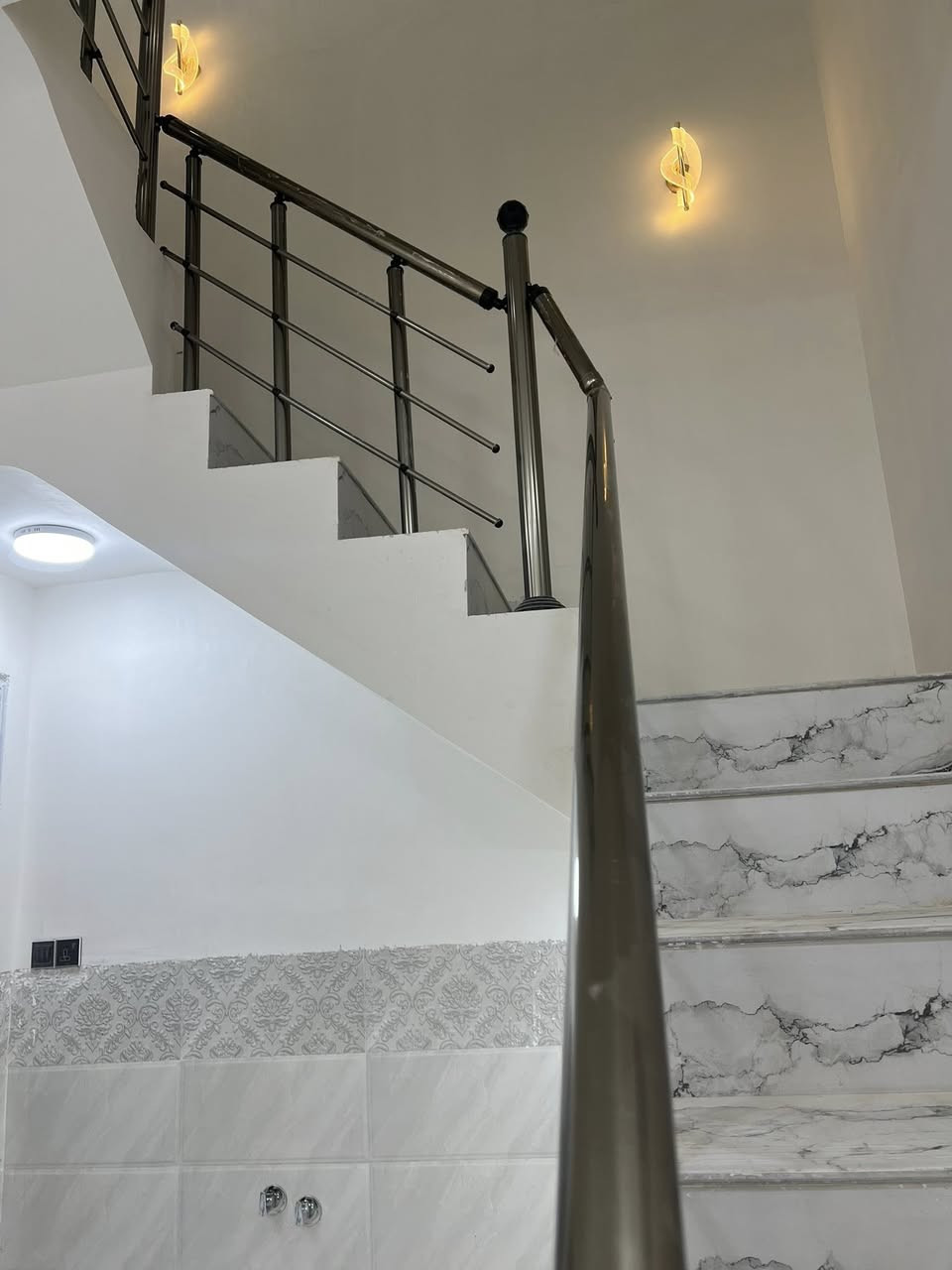 للبيع دار طابقين 50 متر موقع مميز
للبيع دار طابقين 

المساحة: 50 م2

البناء: طابوق

السند: طابو 25 - إقرار محكمة

تفاصيل الدار:

الطابق الأرضي يحتوي صالة، غرفة نوم، صحيات :عدد 1

مطبخ : عدد 1

الطابق الثاني يحتوي غرفتين نوم مع صالة

صحيات : عدد 1

الموقع: كربلاء - حي العباس
مجمع موسى الكاظم ع

يبعد 1.5 كم عن مرقد الإمام الحسين (ع)

قريب من شارع السيدة زينب (ع) وفندق البارون

رقم صاحب الدار ‏***********
