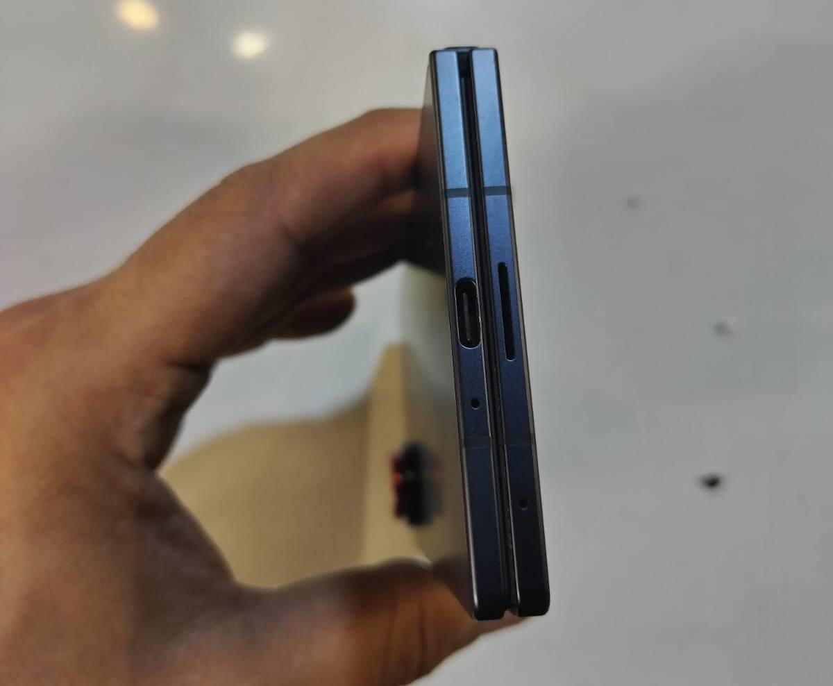 السلام عليكم شباب للبيع
او مراوس ب(S26Ultra ذاكره 512GB او 1TB )

Galaxy Z Fold 7 (نسخة 512 GB) لون (JetBlack) نظافة الجهاز 100%

التخزين والرام: ذاكرة داخلية 512 جيجابايت مع رام 12 جيجابايت.
المعالج: Snapdragon 8 Elite for Galaxy (أقوى أداء).
الشاشة الرئيسية: شاشة قابلة للطي مقاس 7.6 بوصة Dynamic AMOLED 2X.
الكاميرات: نظام كاميرات خلفية بدقة عالية تصل إلى 200 ميجابكسل (أساسية) + 12MP (واسعة) + 10MP (تقريب).
البطارية: 4400 مللي أمبير (نموذجية) مع شحن سريع.
الميزات: دعم Galaxy AI المتقدم، واجهة Android 16.
الوزن: خفيف نسبيًا (حوالي 215-263 جرام )
ويآ ٤ كفرات واحد منهم أبو القلم 
السعر 1 مليون و825 ألف 
مكاني بغداد - الاعظمية 
***********
***********
