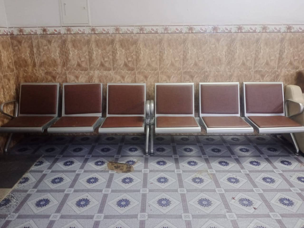 السلام عليكم كراسي ملكي ابيض عدد 3 ميوزه عدد 3 أو انارة طول 5امتار او كراسي كما موضح للملاحضه أبيع شلع  السراي يجي واتساب ***********
