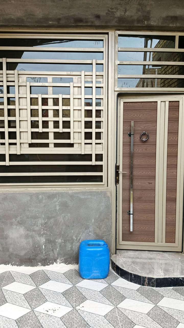 بيت للبيع جديد توه خلص صارله اسبوعين السبل فرع صيدليه الرحمه طابقين 4غرف نوم صالتين  ثلاثه حمامات ومناور اثنين استقبال مطبخ يبعد عن الشارع العام 200مترخدمات ماء كهرباء مجاري بيه وصل طابو السعر 150للاستفسار***********
