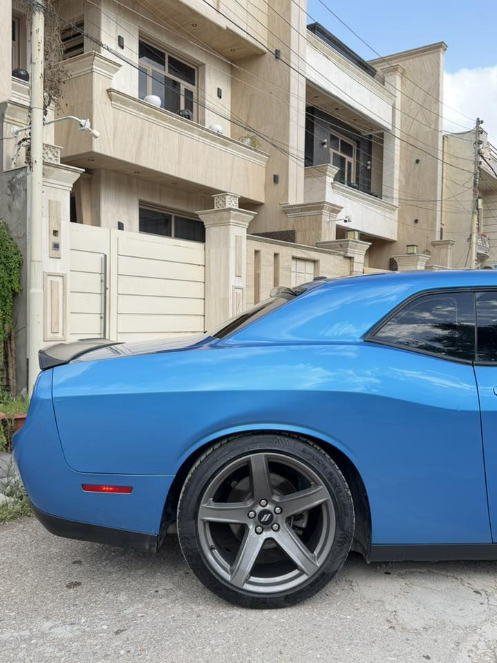 سلام عليكم
جالنجر SXT لون مميز بحري🚗 

ماشيه 52 الف 

حادث 3 قطع بدون دواخل 

مكينه V6🚀

داخل ابيض 

كامره دواره 

لايت زنون 

ويل نجم 

سياره كامله وجاهزه بدون اي نقص 

تخم تاير جديد 

ارقام وسنويه جدد

السعر157 ورقه وبيها مجال 

مكان سياره بغداد الدوره

***********
