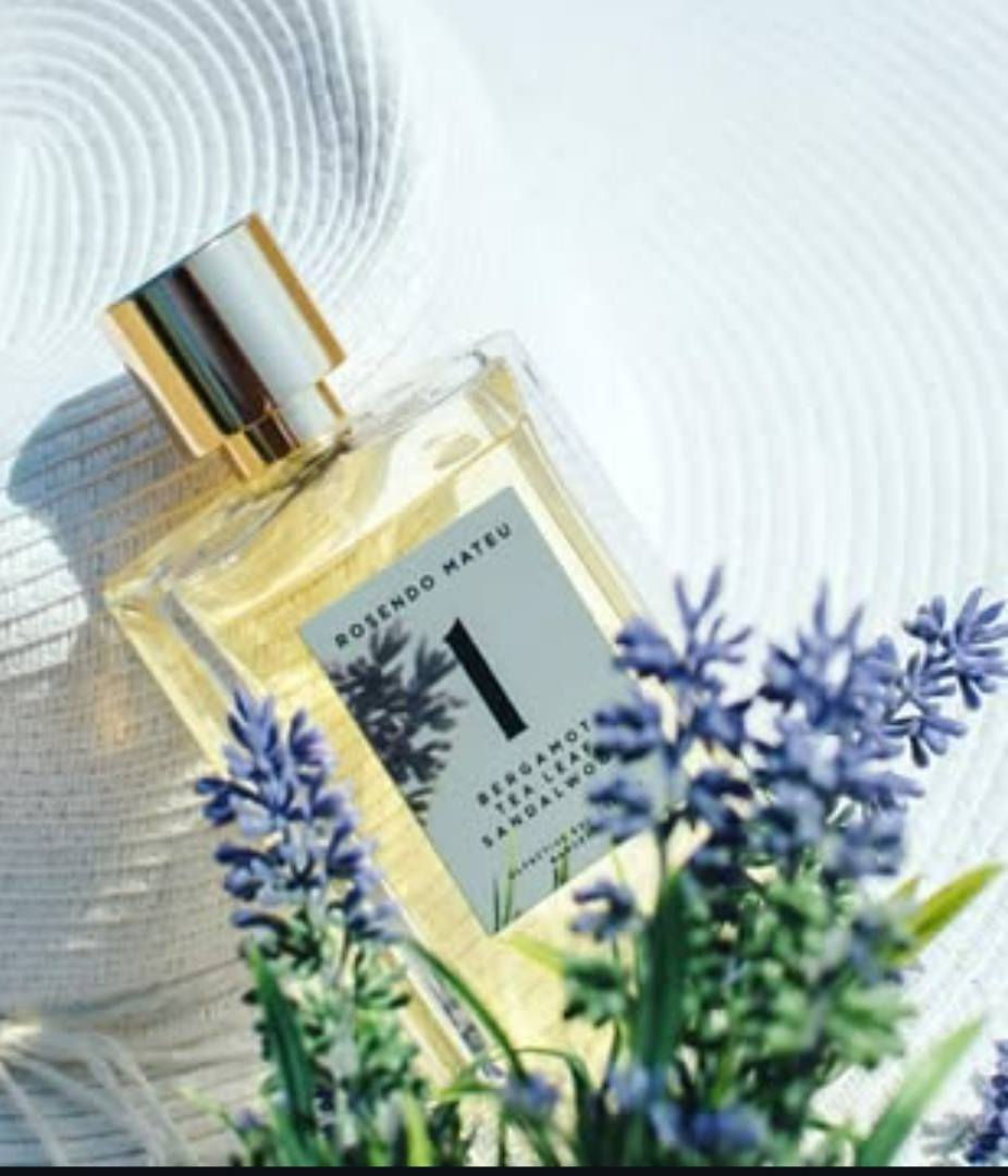 Rosendo Mateu Nº 1 Bergamot, Tea Leaf, Sandalwood Rosendo Mateu
تخيل روحك كاعد بوسط بستان قديم من بساتين الشمال ويه اول خيوط الفجر والندى بعده يغازل الورق هذا مو مجرد عطر هذا قصة بدت بأنامل المصمم العالمي الراحل روسيندو ماتيو اللي حب يخلي اول ابداعاته رقم واحد عبارة عن رحلة للروح والذاكرةمن تفتتح العطر راح تحس برشة الحمضيات والبرغموت اللي تشبه ذيج النسمة الباردة اللي تمر على وجهك وانت تمشي بين الاشجارشويه وتبدي تظهر ريحة ورق الشاي الخضراء الصافية كانما كاعد تشرب استكان شاي مهيل بوسط الخضار ورايحة البال عندك واصلة لابعادهاوالفخامة الحقيقية تكتمل بنهاية القصة من يستقر العطر على خشب الصندل الدافئ هنا تحس بالثقل والرزانة كانما البستان صار ملكك وحدك وصوت الهوى يهمس باذانك عن سر الاناقة والجمال معنى الاسم رقم واحد هو البداية الحقيقية والنقاء اللي ميتكررعطر للي يدور شي بارد لنهار صيف الاهب اللي تترك اثر بكل مكان يمر بيه روسيندو ماتيو رقم واحد هو هدوء البساتين وفخامة القصور 
متوفر تقسيم باحجام مختلفة 
3-5-10-20مل لتجربة 
#أبو_إلياس #عطور #عطور_فخمة #عطر #ذوق #هيبة #ثبات #فوحان #برفان #perfume #luxury #fragrance #viral #fyp #اكسبلور


**إذا كنت صاحب هذا الإعلان وتريد حذفه لأي سبب، رجاءا أرسل رسالة إلى الدعم الفني**