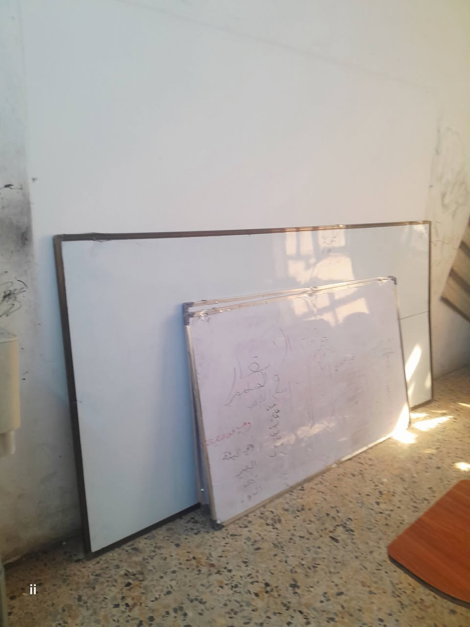 للبيع رحلات مع براد ماء مع مروحات عدد 4 مع سبورات عدد 3 مع كراسي عدد2 ***********
