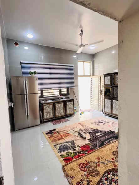 بيت جديد على طريق السنيه مساحة 200 متر بيت يتكون من ٢ غرف وستقبال ومطبخ وصاله وحمام للاستفسار عله *********** ديوانية
