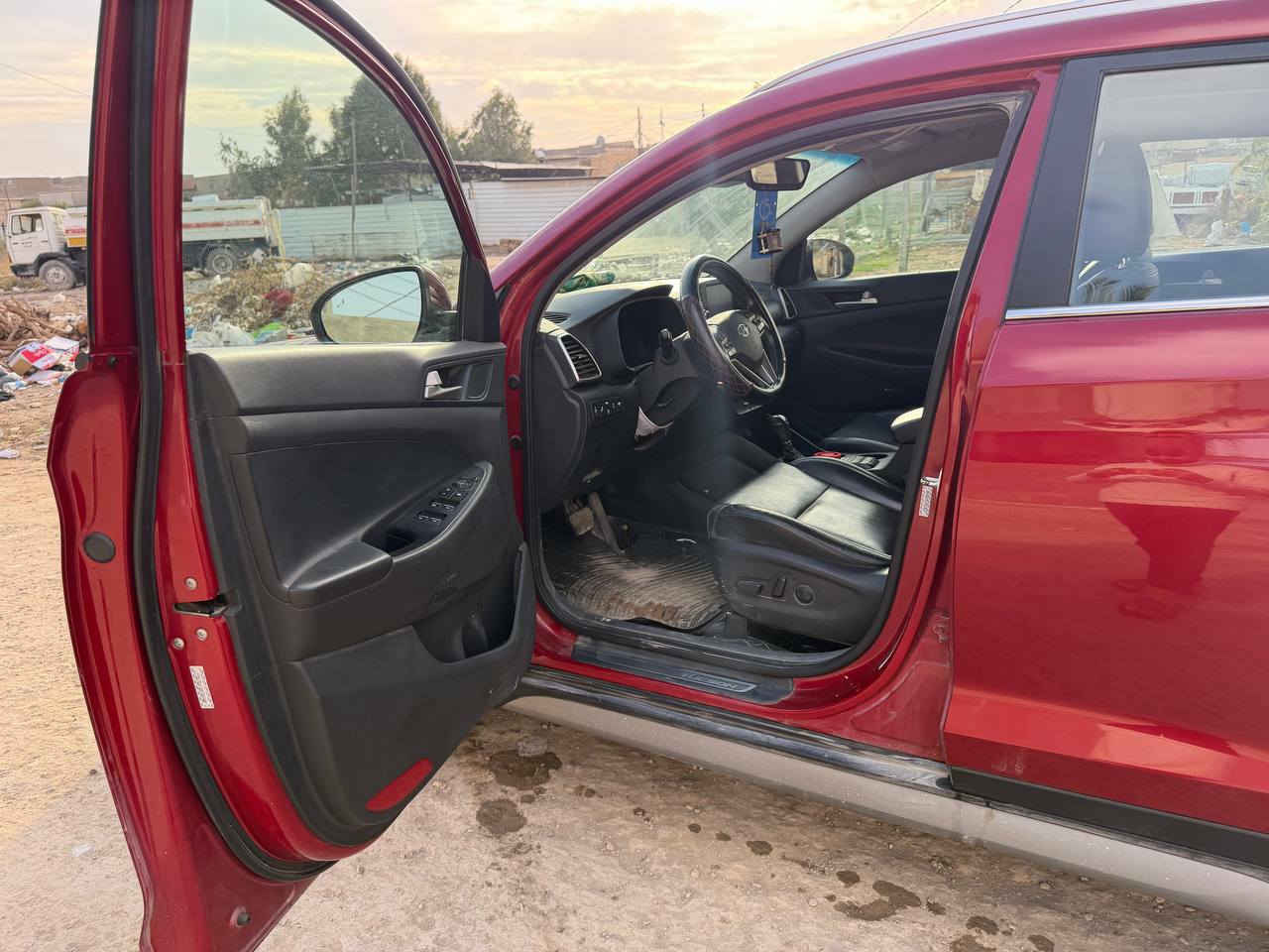 السلام عليكم
توسان ٢٠٢١ فول مواصفات عدا البانوراما
حادثه فقط باب الصدر مبدل
محرك 2400 المواصفات 
بصمه .گشنات جلد. رادار . توقف ذاتي. اربع كامرات. فور ويل
وبقية المواصفات المعروفه 
ماشيه ٤٥ 
السعر ١٩٣ مكاني بابل الحله 
للتواصل *********** اتصال او واتساب
