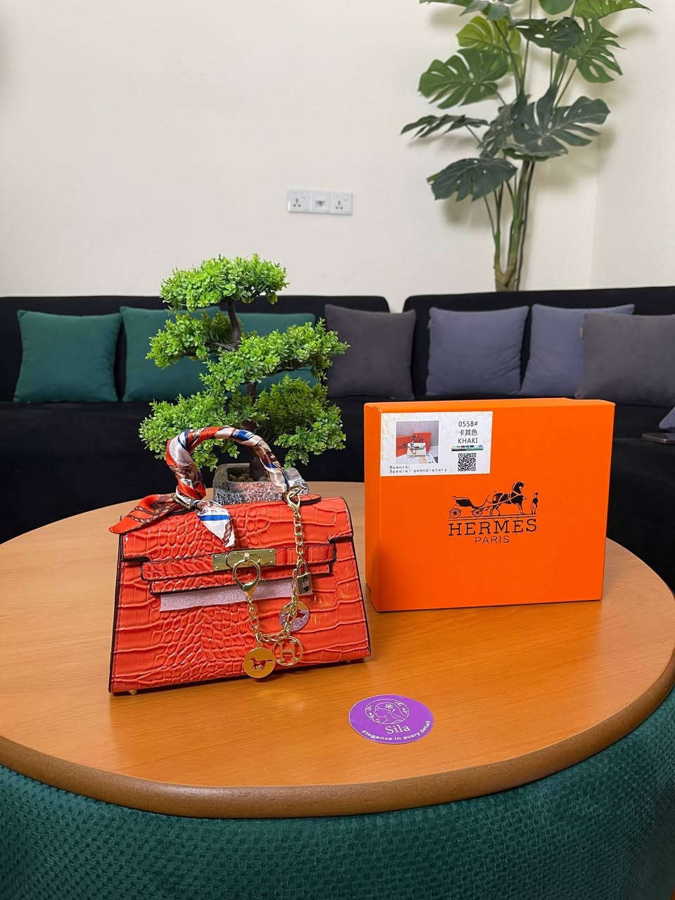 🎁 فخامة هيرميس.. كاملة الملحقات 🎁
الجميلة (Hermès Mini) وصلت بألوان تخطف القلب! مو بس شنطة، تجيج مع العلبة الخاصة بها والوشاح والملحقات كاملة ✨👜
🧣 التفاصيل: جلد نقشة التمساح، وشاح حريري، وسلسلة ذهبية أنيقة.
📦 الملحقات: تأتي داخل العلبة (مثالية جداً للهدايا 🎁).
💰 السعر: 35ألف دينار فقط
🚚 التوصيل: 5 آلاف لكافة المحافظات
القطع محدودة جداً.. سارعي بالحجز 🏃‍♀️💨
للحجز أرسلي: (صورة اللون + العنوان + الهاتف) 📥✅
#كوزمتك #مكياج #هيرميس#الشعب#الصيني#مالا#حل#


**إذا كنت صاحب هذا الإعلان وتريد حذفه لأي سبب، رجاءا أرسل رسالة إلى الدعم الفني**