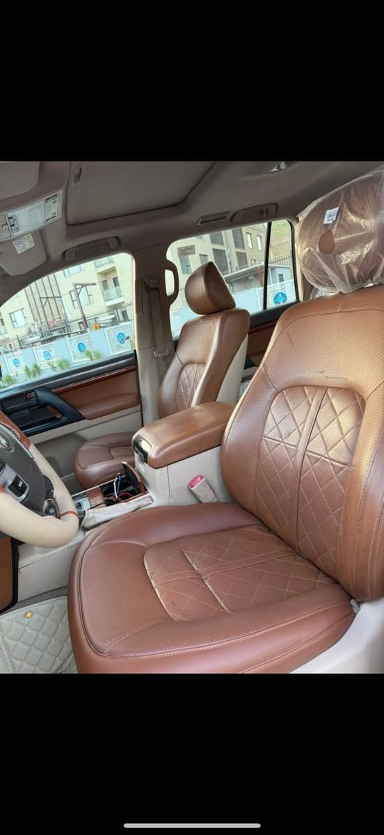 سلام وعليكم لاند كروز موديل (2015) بريميه اصل رقم بغداد بسمي سنويه وهزه ورقم جديد  سياره جديده جدا ماشيه 142km سياره مابيهة نقص برغي والسياره كير مكينه وتبريد وصدر على وضع الوكاله مابيهة ولا برغي مفتوح بل سياره جديده بمعنى الكلمه كفاله عامه مكينه 4600V8 المواصفات فول الفول معروفه البريم مري قلاب 8ايرباك داخل قرميدي جلد كشن كهرباء جديده بمعنى الكلمه فتحه فول نيكل شاشه كامره حساسات مكاني بغداد الاطباء السعر (395)وبيهة مجال جدا بسيط لاستفسار ***********
