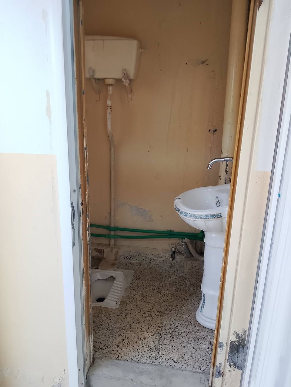 السلام عليكم شقه لليجار 🏢 طابق ثاني غرفة هول مطبخ صحيات وستقبال الثاني غرفتين هول السعر حيل مناسب مع الماء كهرباء على ابو البيت خطين ماء التواصل ***********اسيا ***********5
