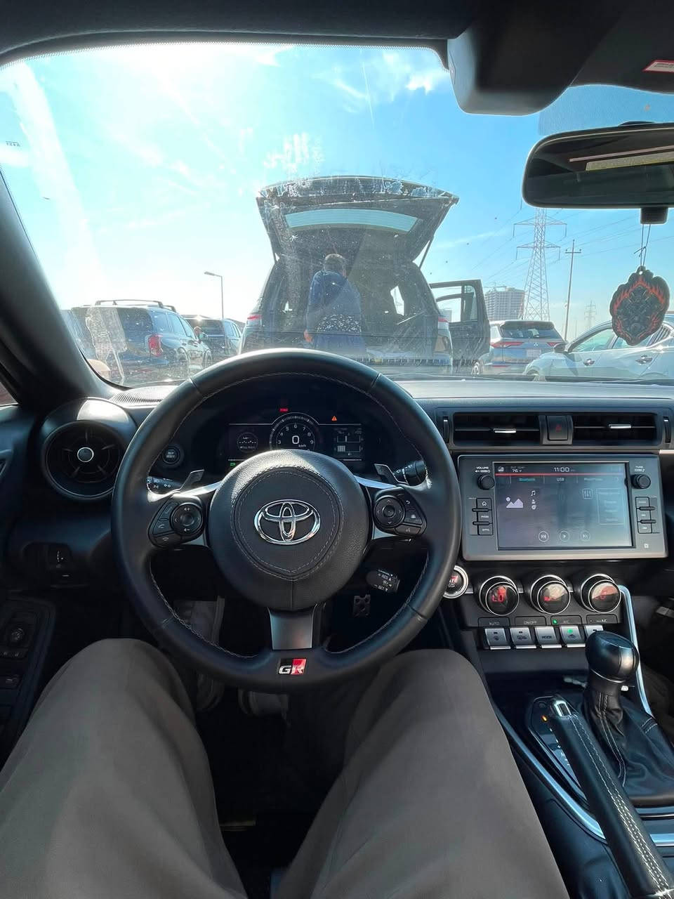 للبيع او المراوس سلام عليكم شباب..
للبيع الوحش الياباني الرياضي Toyota GR86 Premium موديل 2024، فئة البرميوم (أعلى مواصفات بالشركة)، سيارة مميزة جداً بالأداء والمظهر وجاهزة للاستخدام مباشرة.
مواصفات السيارة:
 المحرك: 2.4L بقوة 228 حصان (تنفس طبيعي).
 ناقل الحركة: أوتوماتيك (كير أوتوماتيك مع شفتات بالستيرن Paddle Shifters للمتعة الرياضية).
 الدفع: خلفي (RWD) مع نظام Torsen® محدود الانزلاق للثبات والمنعطفات.
 الممشى: 30 ألف كيلومتر فقط.
 المظهر الخارجي والداخلية:
 ويل 18 بوصة بلون أسود مطفي (Matte Black) الأصلي الخاص بفئة البرميوم.
 سبويلر خلفي رياضي (Duckbill) مدمج بلون السيارة.
 إضاءة LED أمامية تفاعلية بالكامل (Adaptive Headlights).
 كراسي رياضية هاف جلد وخامة (Alcantara) دبل لون مع تدفئة وتبريد الكراسي.
 شاشة رئيسية قياس 8 إنش تدعم Apple CarPlay و Android Auto مع نظام صوتي مطور (8 سماعات).
 كاميرا خلفية وحساسات أصلية.
وضعية الحوادث والضرر (بمنتهى الشفافية):
 البنيد: راجع بارد فقط (بدون صبغ).
 باب السايق: صار بيها حادث هنا بالعراق وتم تبديل الباب بالكامل (تبديل باب وكالة ومطابق بدون أي فروقات أو عيوب).
 الشواصي والارباقات وكالة وسليمة 100%، والسيارة جاهزة من كل النواحي وما تحتاج أي مصاريف.

ملاحظة:
السيارة مظللة ومطلع بيها سنوية والتظليل لمدة سنة و٨٠ بالمية العتم مالته 

رقم الشاصي: JF1ZNBE19R8758297++ صور حادث الباب موجودة بالمنشور

التفاصيل والاتصال:
 مكان السيارة: بغداد، العامرية.
 السعر المطلـوب: 195 وبيها مجال بسيط
 للتواصل والاستفسار: [***********]  موجود اتصاال + واتساب فقطط
