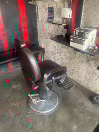 كرسي حلاقة • نظيف • موصل ايمن
