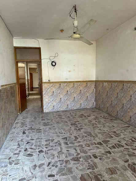 دار مساحته 100 متر طابو ملك صرف سكني بأسمي يحتوي عل 2 غرف نوم واستقبال ومطبخ وخدمات 
موقعه الانتصار شارع ال 25 قرب الملعب موقعه مميز وسط المنطقه 
سعر (75) وبي مجال كلش قليل 
***********
