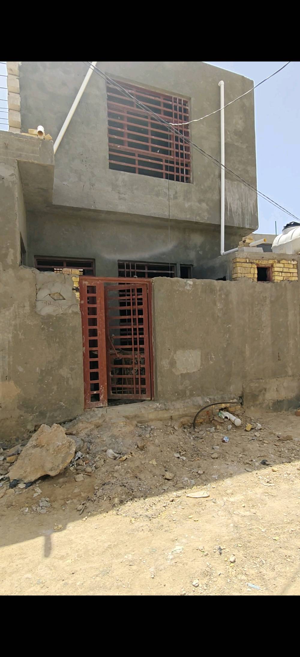 بيت للبيع  100 متر مربع 10×10
النجف / قضاء المشخاب حي المعلمين نزله الصناعي قريب على التبليط
مرقم بلدية 
اساس كونكريت مسلح

بناء الطابق الاول طابوق وسقف كونكريت مسلح

يتكون من صحيات داخليه وخارجيه و استقبال ومطبخ مفتوح على الصاله وغرفه نوم.

والطابق الثاني بناء ثرمستون و سقف كونكريت مسلح يتكون من صاله جبيره وصحيات.

تأسيس ماء ومجاري كامل مع صبه الارضيه سكريد. يعني مباشر طبك ارضيه بالمادة

تأسيس كهرباء بواري دفن

ملبوخ داخل وخارج اسمنت. والحمامات والمطبخ ملبوخ مساطر.

***********