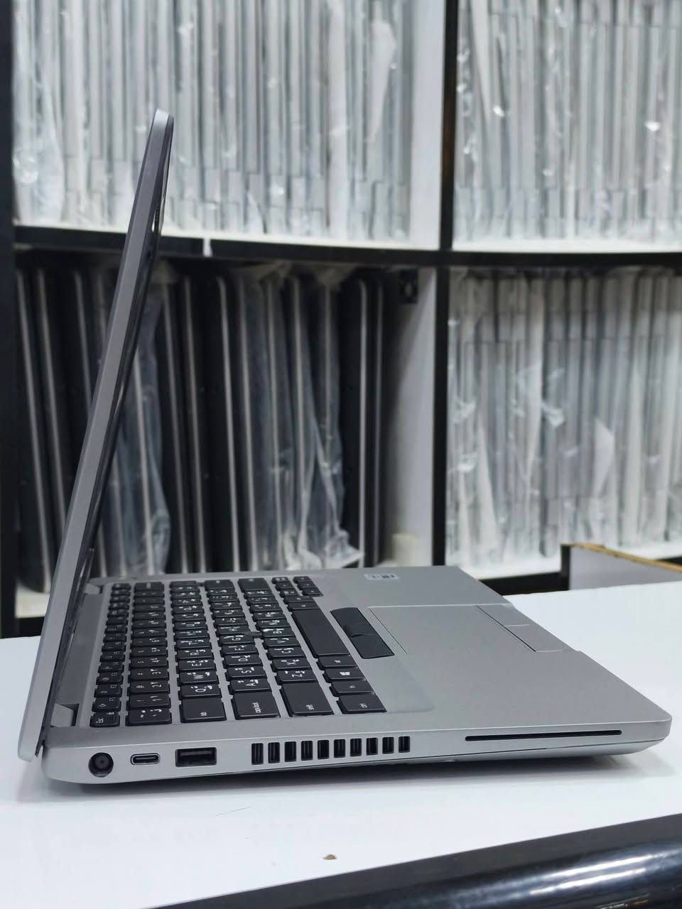 🔥 الأكثر مبيعاً | Dell Latitude 5410 🔥
جهاز عملي قوي من فئة الأعمال (Business Class) مناسب للشغل والدراسة والاستخدام اليومي 💻

📌 المواصفات: • المعالج: Intel Core i5 الجيل العاشر
• الرام: 8GB DDR4 قابلة للتطوير
• الهارد: 256GB SSD M.2 قابل للتطوير
• كارت الشاشة: Intel UHD Graphics (مدمج)
• الشاشة: 14.1 إنج FHD (دقة عالية 1920×1080)
🔋 البطارية: حالة ممتازة وتشغيل جيد مناسب للاستخدام اليومي (حسب الاستعمال) 

✅ نسبة النضافة: 97% - 99%
✅ كيبورد ليزري ضوئي عربي / إنكليزي
✅ بصمة اصبع (finger print) 
✅ ويندوز 10 او 11 برو حسب الطلب
✅ يتوفر فيه شحن تايبسي

🔌 المنافذ الخارجية: • USB 3.2
• USB Type-C / Thunderbolt
• HDMI
• LAN (منفذ شبكة)
• قارئ ذاكرة microSD
• منفذ سماعة 3.5mm

🎯 أفضل استخداماته:
 ✔️ برامج الأوفيس والعمل المكتبي
✔️ الدراسة والتعليم أونلاين
✔️ التصفح والاجتماعات (Zoom / Meet)
✔️ المحاسبة وإدارة الأعمال
✔️ التداول ومتابعة الأسواق مثل TradingView
✔️ تصميمات خفيفة مثل Adobe Photoshop

✔️ ملحقات كاملة + متوفر توصيل 

🛡️ ضمان 7 أيام استبدال في حال وجود أي مشكلة
💰 السعر شامل التوصيل والملحقات : 
300,000 دينار عراقي فقط وبي مجال


**إذا كنت صاحب هذا الإعلان وتريد حذفه لأي سبب، رجاءا أرسل رسالة إلى الدعم الفني**
