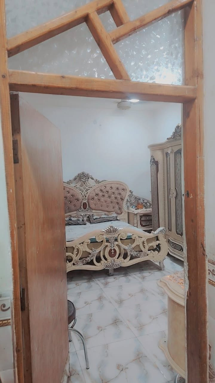 دار للبيع زراعي 
مساحه بيت 150
الموقع /المدائن مقابيم منطقه تأميم.
البيت؛طابقين يحتوي ع 3غرف وصالتين فوق وتحت واستقبال ومطبخ وصححيات وحوش
للاستفسار الاتصال على الرقم ***********
