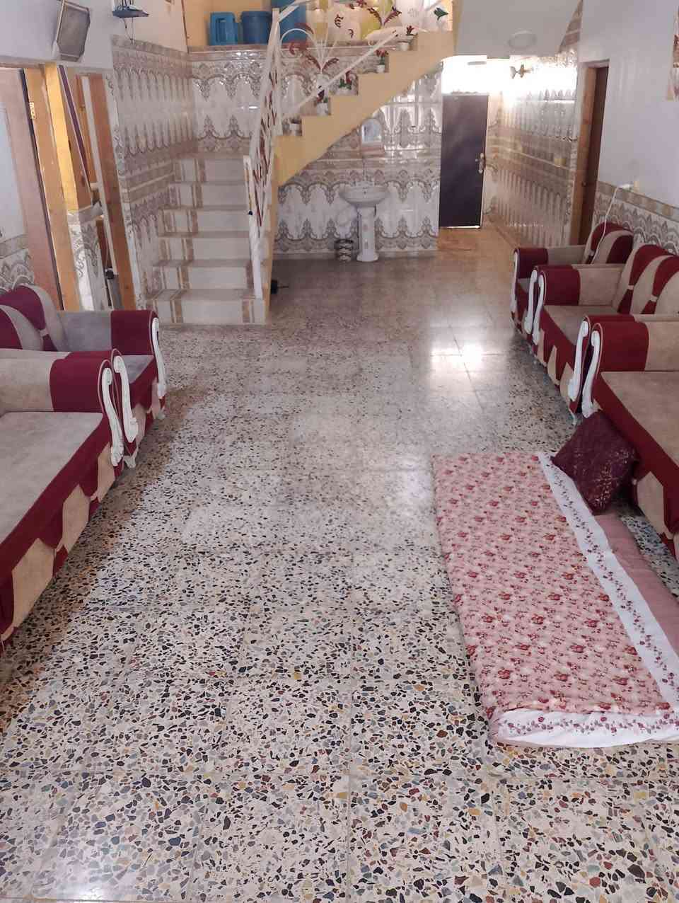 سلام عليكم للبيع  1000مترمع دار حديثه البناء كربلاء شارع بغداد قرب مجمع الكليني عمود 337يبعد عن شارع بغداد 1000 متر يتكون البيت من اربع غرف نوم على نضام سويت وصاله كبيرة ومطبغ واستقبال  وطارمه 65متر/السعـر 135وبي مجال/ علمـا المنطقه سكنيه كافة الخدمات متوفرة  الاتصال على هذا الرقم /***********////*********** ملاحضه مامتواجد على الفيس اتصل واني خادم
