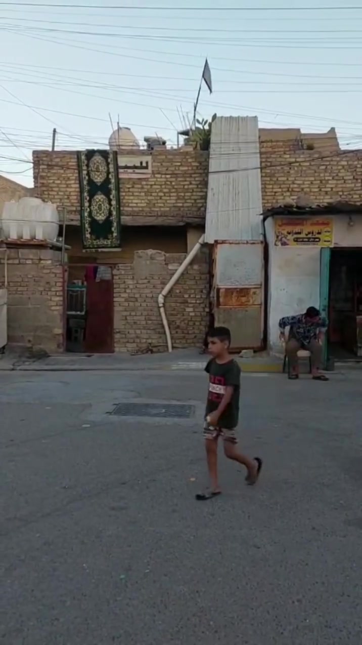 سلام عليكم بيت للبيع بمنطقة جسر ديالى ( حي الشهداء ) قرب مدرسة نور المنتظر  ( الكمال) سابقآ قرب مستوصف الساهرون
مساحة ( 120 ) متر 
الواجهة ( 8) والنزال ( 15 )  طابو ملك صرف 
كلشي موضح بالفيديو متوفر كافة الخدمات  (  كهرباء  + ماء  +  تبليط  + مجاري ) 
للاستفسار اكثر اتصل على الرقم ***********
