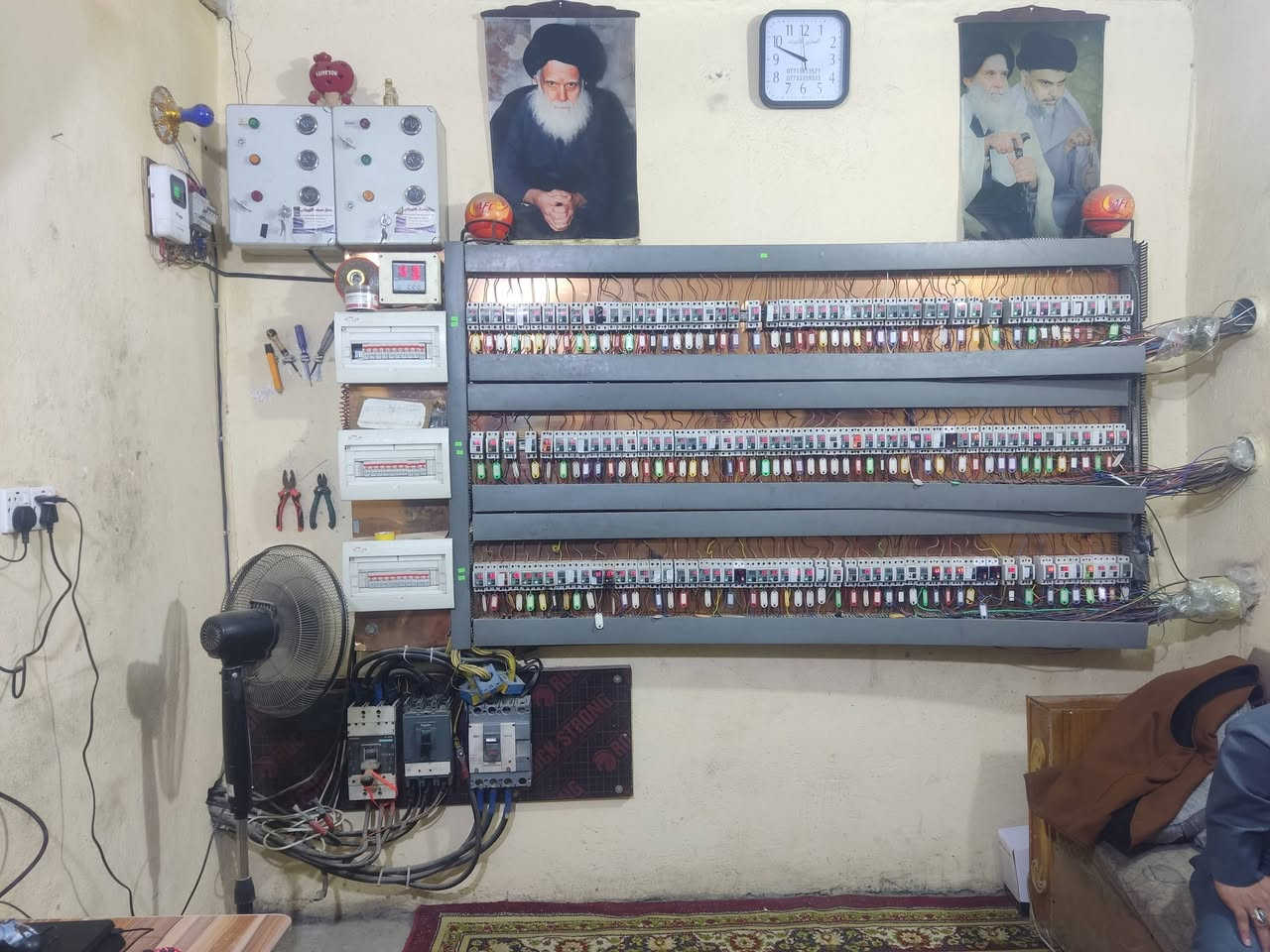 ام عليكم موقع للبيع  بي تانكيات عدد 3 وبي مكائن عدد 2 وحده 14 وحده 13 ثمانيه وثمانين ثنينهن  طبك جديد الكائن وربيات الله شاهد هسه طبكتهن كاع الموقع 100 متر ركن ويه الموقع مكانه دسيم قرب حجي هاشم  الحمل 725 هاتف *********** موقع حجي ريسان المحمداوي  السعر 6 شدات ونص 50 وبي مجال ومستعجل  عله بيعه لضروف خاصه بدون حصه
