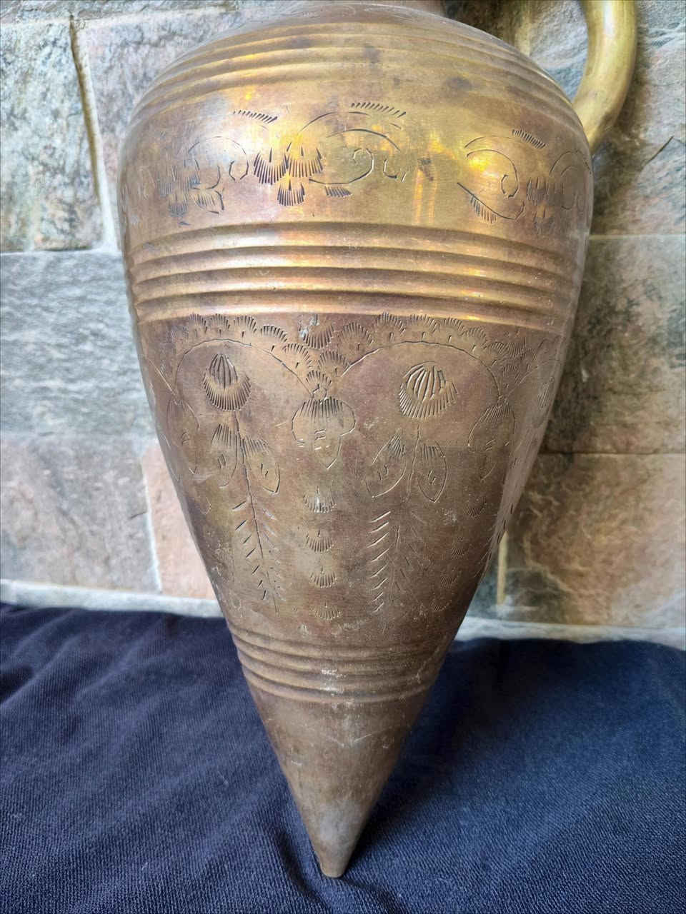 جرة ماء (قلة) عربى من النحاس الثقيل المحمل مزينة و مزخرفة بنقوش رفيعة جدا (نقش إبرة) قطعة مميزةو تاخذ فى شكلها شكل الابريق  و حالتها ممتازة بدون اى شروخ او عيوب و بحجم كبير يقارب ٥٠سم .

المقاس :- 
الطول : ٤٧سم 

للتواصل و الاستفسار:- 
00201011901290


**إذا كنت صاحب هذا الإعلان وتريد حذفه لأي سبب، رجاءا أرسل رسالة إلى الدعم الفني**