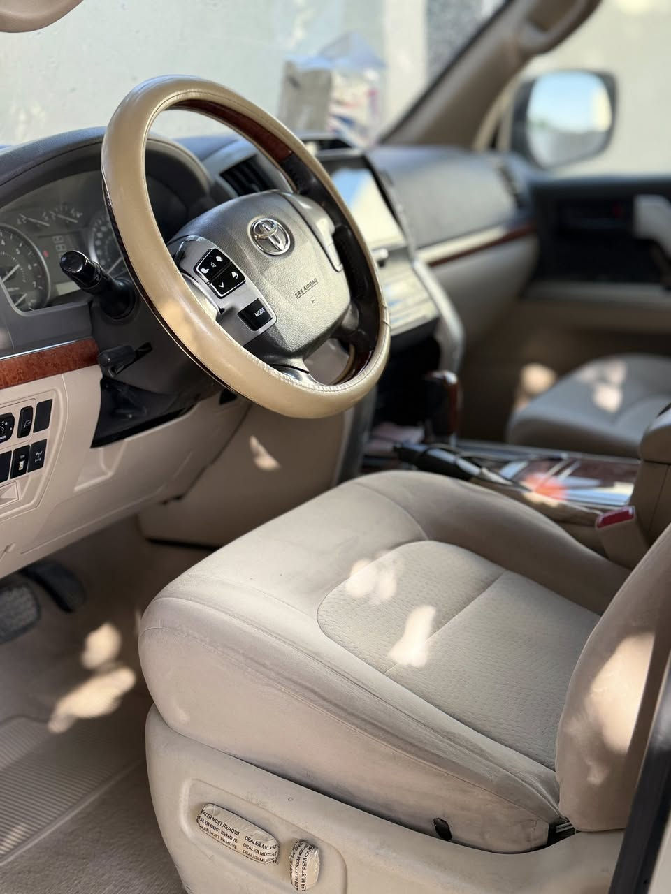 . السلام عليكم من بعد اذن الادمن 
لاندگروز 2014 جيهان اربيليه 
السياره ما اسولف واتعب بالنظافه گدامك مصورها 
فول مواصفات  بصمتين . فتحة سقف . تشغيل عن بعد .كشن سايق كهربائي . حساسات . شفط مري . ترحيب . رفع جام مع القفل . الخخ ….   
تخم تاير جديد 
سياره تركب وتطلع مابيها اي نقص 
السياره مكفوله كفاله گشر ضربه بارد صبغ ، فقط الجنطه الي موضح بالصوره مخليلك دائره حول الضرر 
محرك وگير شرط كفاله 
سياره على ايدي  ماشيه 220 
مكانها بابل الشوملي 
السعر 370 وبيها مجال بسيط  بسيط حيل للشراي . 
***********
