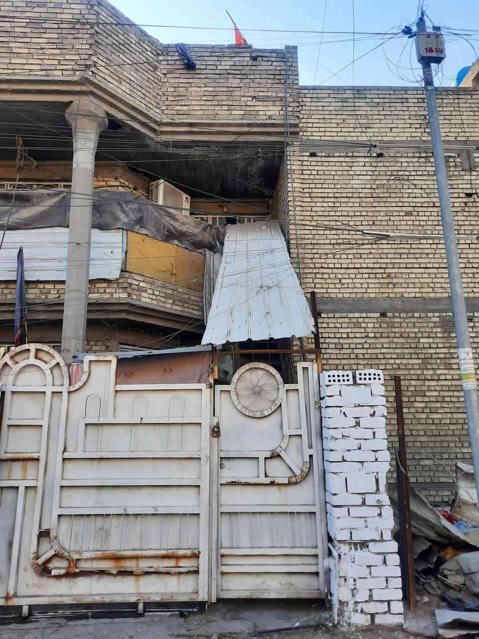 السلام عليكم 
مشتملات للبيع المساحة الكليه 250متر الواجه 12ونص والنزال 20متر 

كل مشتمل مساحة 125 متر الواجه 6 وربع ونزال 20متر 
كل مشتمل يحتوي على مدخلين مدخل على المطبخ ومدخل على الاستقبال. حولي وغرفة نوم وخدمات. 
الطابق الثاني ثلاث غرف نوم وخدمات وبيتونه وسطح تحت الاشتايكر فلين عازل للحراره يعني الطابق الثاني بارد بالصيف المشتملات يحتاج كاشي الطابق الارضي والواجه وباقي المشتملات كامل 
الاستفسار الاتصال على الرقم صاحب العقار 
أبو سجاد 
***********
***********

العنوان. بغداد.السيديه قرب تقاطع درويش
                 (منطقة 100دار)
