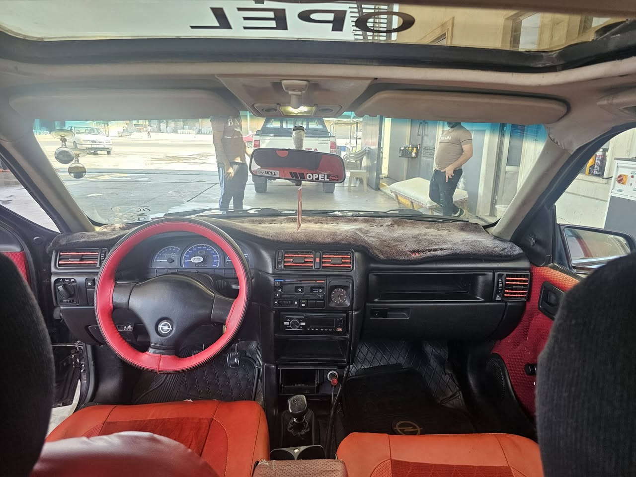 فكتره حجم 18.. موديل 92.. نينوى.. رقم اخضر.. سنويه بيضه 
الشرعي ما اندلو.. عنوانو... زمار.. 
مامطلوبه لا عشائر.. ولا مرور 
فقط الشرعي.. ما اندلو
سياره كلش نضيفه.. تشتغل.. غاز.. وبانزين.. مواصفات.. سلايت سقف.. دبل رون.. قفل مركزي.. عل ريمونت.. مسجل بلاتوث.. ستيرن بور.. طخم تواير جديد.. ويل كب..طخم صدر جديد.. كهربائيات كلها شغاله.. ماتصرف عليها دينار.. 
حادث بيها طخه بل صندوك  مصلحه.. 
سعر 26.. 
معلومات كلها مذكوره بل منشور ما تشتري لا تتصل 
***********
***********
موصل الجانب الأيمن
