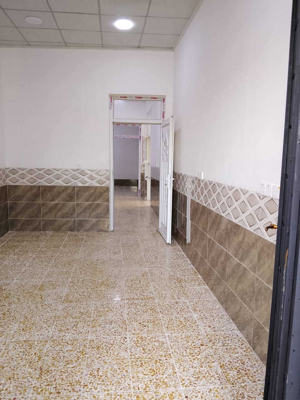 دار طابق ارضي للايجار
في حي الوحده 
مساحه 100 متر 
بناء حديث فول 
تكون من غرفه نوم وهول واستقبال وصحيات ومطبخ
زيرو 
الايجار 300 
الطابق الثاني شقة موجرة 
موقع مميز قرب الشارع العام 
للاتصال والاستفسار 
***********
***********
