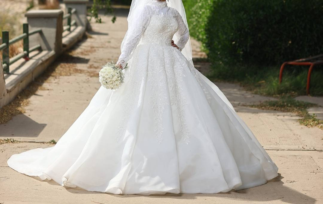 بدله عرسي من احمد البديري vib جديده بس لبسه وحده لبستها
ابيعها بمليون و٦٠٠
قياس ٣٨-٤٢ لان بيها قيطان من وره 
تلبس سافرات وممكن تلبس محجبات اذا تبطنت او بدي جواها 
*********** واتساب او تليكرام
