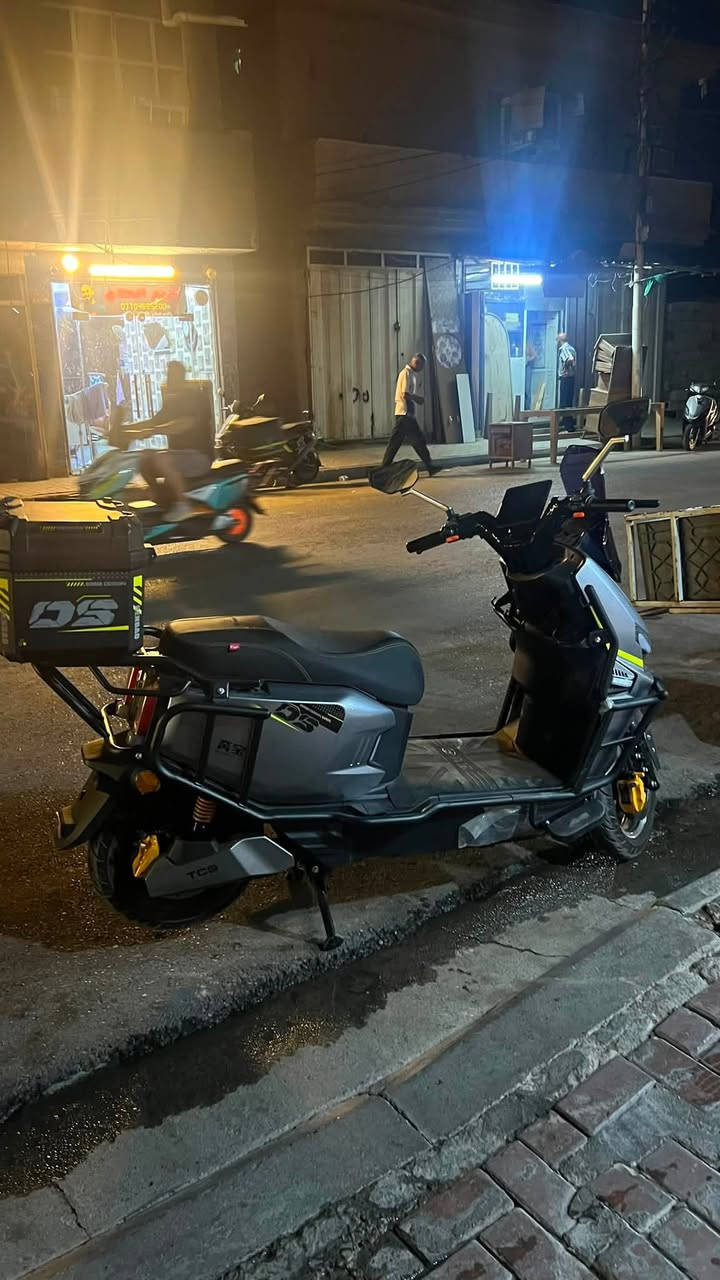 الصاعقة  d5 ملف ٢٦٠٠ واط 
ضد المي درع بصمه تشغيل عن بعد
سويجين وجهاز انذار وجهاز حماية السرعه ٨٥ كيلو
الشحنة الوحدة تمشي ٨٥ كيلو حقيقي 
الدراجة جديدة بمعنى الكلمه قبل اسبوع نازله
ضمان سنة للبطاريه وصل الضمان يتسجل بأسمك عن طريق المكتب المشتريها من عنده 
سبب البيع صار عندي ظرف دابيعها مشتريها ١٨٠٠ 
سعر البيع قيم بما يرضي الله واخذها وان شاء الله شايف خيرها 

***********
