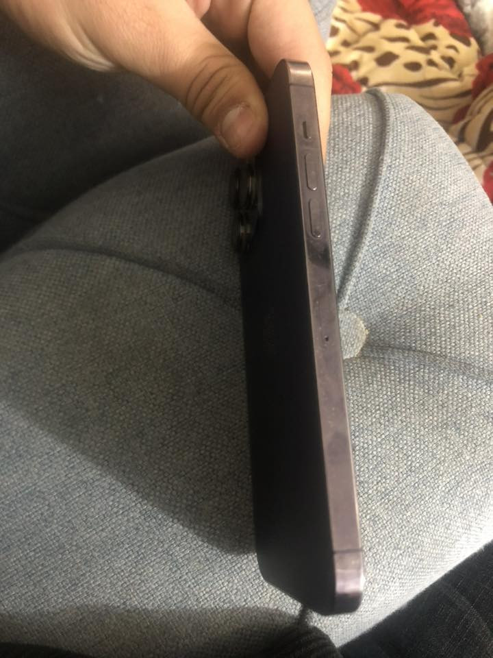 السلام عليكم 
جهاز ١٤ برو ماكس 
الجهاز كله بلادي بلادي بلادي 
نضيف كلش مابي ولا شخط 
بطاريه ٧٩ بس بطاريته شويه نازله بس شحنه كلش حلو 
كارتونه موجوده 
*********** موجود واتساب
