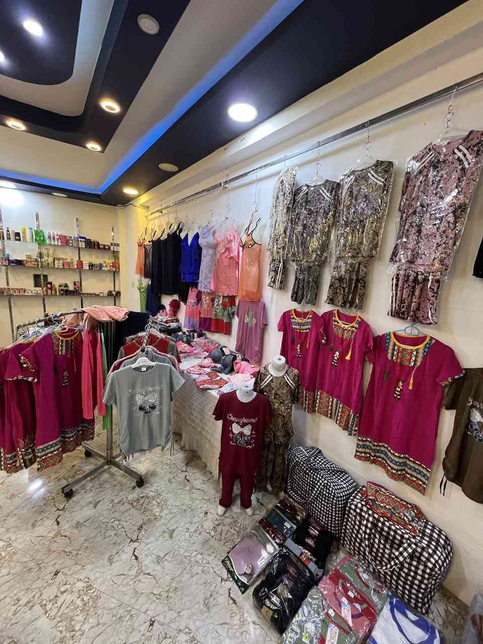 كوزمتك للبيع غراض كلها جديدة سبب البيع عدم التفرغ عنوانة االيرموك تريد تاخذ المحل كلة ايجارة ٧٥ تريد بس البضاعة بي بضاعة فوك المليونين سعرة مليون و ٦٠٠ وبي مجال بسيط تجي تجرد اذا مو فوك المليونين اغراضة لتاخذة

***********
