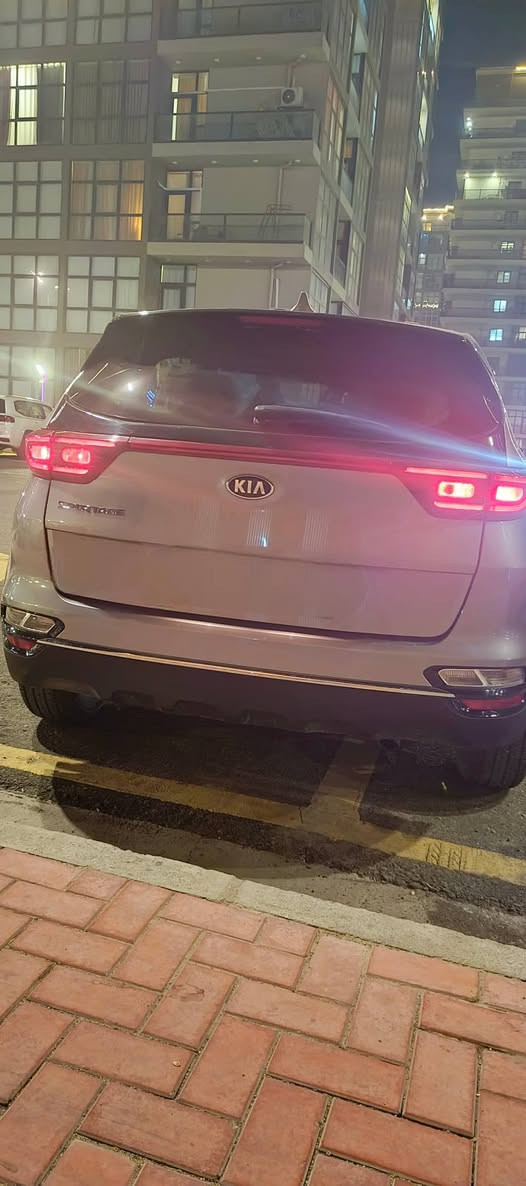 سلام عليكم 
سبورتج 2020 للبيع 
وارد امريكي 
حادثها چاملغ وشوية من الباب عكس السايق 
بدون ايرباك ضربة سطحيه
رقم اربيل 
شاشة تدعم كار بلاي وكامرة
رادار امامي 
تحكم جهتين
قطعتين تبريد
درايڤ مود سبورت وايكو ونورمال
مانع انحدار
سيارة جدا نظيفه كير ومحرك مكفول 100٪
مكان السيارة بغداد حي جهاد
السعر 160 بيهت مجال بسيط
***********
