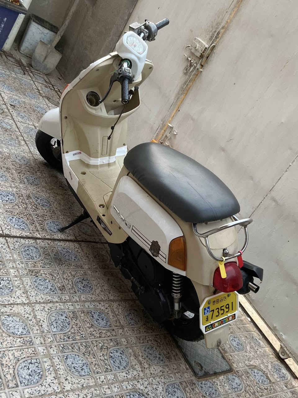 السلام عليكم للبيع ماكس بوليس كابريتر صالنصه اف ام داخل كريمي دراجه جديده بيهه نقص قبغ بانزين دراجه كلهه شغاله سلف هندر لايت بكلايت مكينتهه ممفتوحه دراجه حلوه كلش السعر450 وبيهه مجال مكاني ديالى الخالص هبهب رقمي ***********
