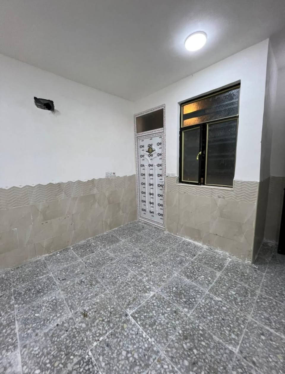 شقه زيرو طابق اول غرفتين وصاله وخدمات ✨
ـ مكانه حمام المالح قرب مدرسة الكفاح او الهيثميه 
ـ سعر الأيجار ٤٠٠ الف 
ـ للتواصل / ***********
