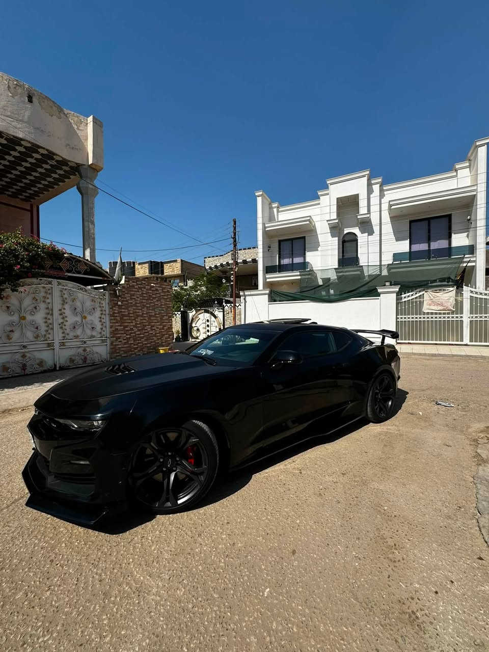 السلام عليكم شلون الشباب
للبيع  1LE 3LT 
السياره : كمارو ٨ سلندر ١٠ نمر
الفئة :  2SS 1LE 3LT A10 V8 6.2L
الموديل : 2022
ممشى السياره: 23 الف حقيقي 
السياره ب اسمي وهزة جديدة 
 بنفس اليوم اداورلك

🟢بدون ايرباك 
🟢قطعة صبغ فقط .
🟢بچم كبس على وضع الوكاله .

🟢الكفالة : كير / اكسل / شاصي/ كهربائيات / كاردن . الكل مكفول وبحالة الوكالة بدون فتح او تبديل 

🟢الكزوز بلادي ماملعوب بي ابداً ( اكتف اكزوز )
🟢كهربائيات السياره جديدة ماملعوب بيهة 
🟢حدادية خلفية امامية جديدة

حادث السياره مرفق بالصور بالمنشور مع رقم الشاصي 
1G1FH1R77N0130530

حبايب الحادث فقط سرقة جاملغ امامي ودعامية امامية 
يعني بدون ايرباك والبچم ماملعوب بي ابداً
يعني البجم البيهة اصلي وكالة مو تجاري 

🔴 بالمختصر صبغ جاملغ امامي جهة السائق فقط 

🟢السياره مسويلهة ادامة كاملة قبل اسبوع 
باتري جديد
فلتر تبريد جديد 
فلتر شوتة جديد 
زوج تاير خلفي جديد
مري اسود لامع جديدة 
دوسات اسود لامع جديدة 
لحية امامية اسود لامع جديدة
جناح خلفي اسود لامع اصلي مال SS 1LE
احزمة لون احمر من الوكالة يعني مو عمل هنا 

حبايب السياره داخلهة كلة كاربون فايبر الياف حقيقية
🔴 اخوان يعني كاربون حقيقي مو تغطيس  

دشبول كاربون فايبر الياف حقيقي اصلي مال ZL1
بيدي فاتحة من ZL1  يعني قطعة اصلية مو تجاري 

شفتات ستيرن كاربون فايبر الياف حقيقي 
كفر بصمة وگير كاربون فايبر الياف حقيقي 

المواصفات 
مبدئياً السياره 1LE يعني مو SS عادية 
ف هنا يجي نظام التعليق يختلف بالكامل عن الSS 
ونظام المكابح يختلف بالكامل ايضاً 
رادار امامي وكامرة امامية (قيادة ذاتية وخروج عن المسار )
المراية الوسطية كامرة ( كامرة خلفية بالزعنفة بالقمارة )
داتاشو
فتحة سقف 
عينة دجيتال 
كشنات ريكارو جلد وكنتارا 
انارة محيطية بالداخل AMB LIGHT SYSTEM
كشنات خزن ميموري 
كشنات تدفئة تبريد 
حساس خلفي وكامرة خلفية 
رادار بالمرايا الجانبية 

تفاصيل اكثر خابرني وتدلل 

***********

السعر ٢٣٥ وبيهة مجال بسيط جداً

حبايب السياره جديدة كلش وماناقصهة برغي 
السياره اعلى مواصفات تجي بالكمارو 

شباب والسياره 1LE مو SS عادية

