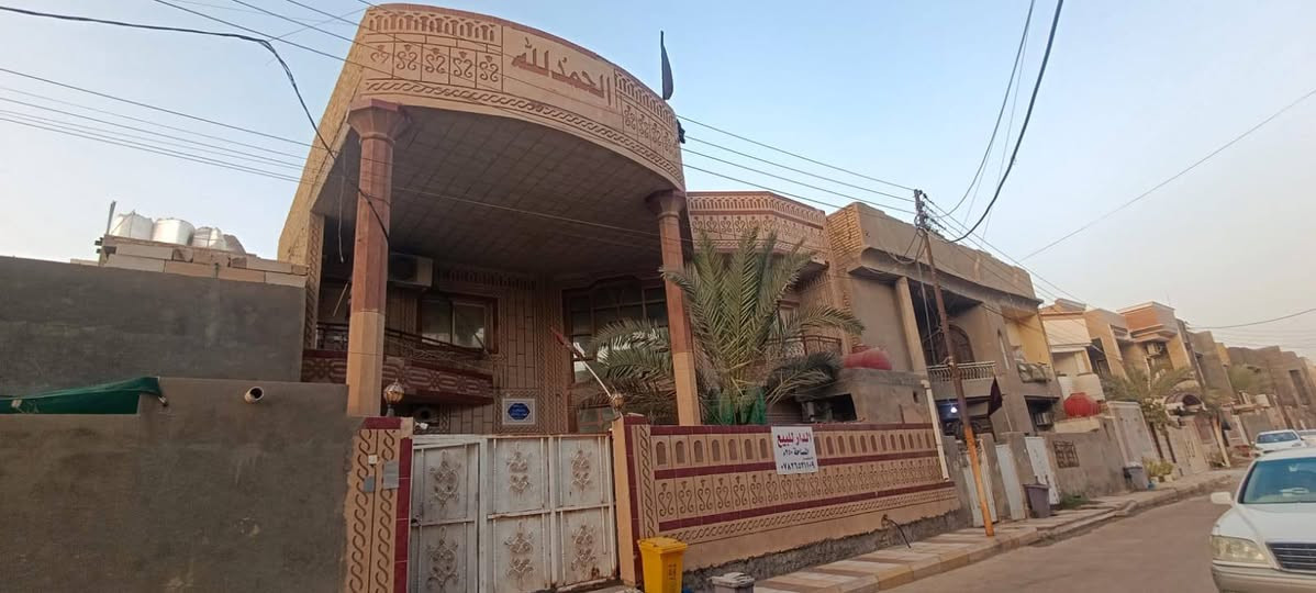 السلام عليكم 
بيت للبيع في الشموخ دور الضباط قرب صيدلية ام الربيعين الفرع 
 الثالث، ثالث دار ، مساحة الدار 250م
يحتوي على 5 غرف منام مع 3 مجاميع صحية بالاضافة الى غرفة ماستر للأستفسار اكثر الاتصال على رقم الهاتف (***********).
