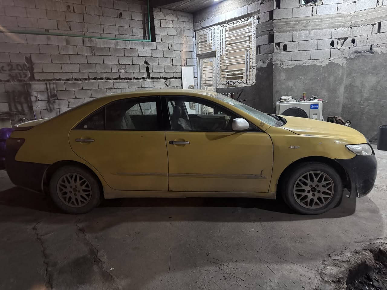 كامري 2008. سياره سلفري مصبوغه اصفر اجره رقم بغداد صدامي عليه هيئه وغرامه دواخله تعبانه يراد اله ترتيب راعيه موجود كشره حلو شوف العين سياره محوره كير ومحرك كورلا 1800. 4 براغي كفاله كهربائيات شغاله 
سياره يرادله ترتيب فقط  السعر43. عليه 4 ورقات هيئه وغرامه تنزل من سعر للتواصل ***********
