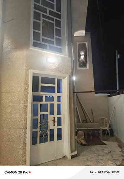 دار للبيع مساحة 160م مربع طابقين 5غرف نوم واستقبال وصالة ومطبخ وخدمات 

السريدات الخفاجات المربع الثاني قرب سنتر الملاك 

سعر 165وبي مجال 

***********
