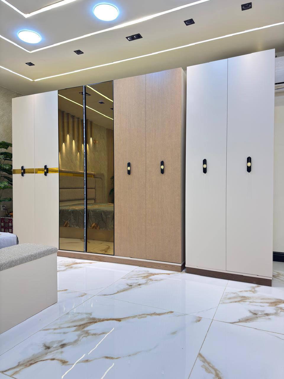 *موديل           ڤينوس            المودرن*.          
*10 قطع             كنتور ملحق    340🎁*سعر مليون450 الف موجود توصيل كافه المحافظات نقل وشد حجز على الخاص موجود جميع موديلات
❇️ قياسات ضخمه 
❇️ ميز تواليت عملاق
❇️ اللون الجديد المتميز 
❇️ السرير والشازلونه مخزن
⭕️ زجاج ذهبي مطلي   و   *مطّرش*
🆘 *تطعيم خشبي*           ✨✨✨
❇️ المصنع الأصلي 
❇️ برغي حديد


**إذا كنت صاحب هذا الإعلان وتريد حذفه لأي سبب، رجاءا أرسل رسالة إلى الدعم الفني**