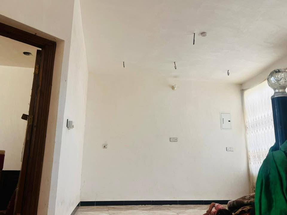 السلام عليكم بيت للبيع مساحة 200متر طابق ونص. الطابق الاول متكون من غرفتين واستقبال كبير وصالة ومطبخ حار وبارد ومجمع صحيات كاملة بداخل بل خارج وكراج لسيارة. الطابق ثاني نص بي غرفتين وصالة ومجمع صحيات.
كربلاء_حي الانتفاضة ثالثة. نوع طابو صرف 
السعر 250 وبي مجال
***********
