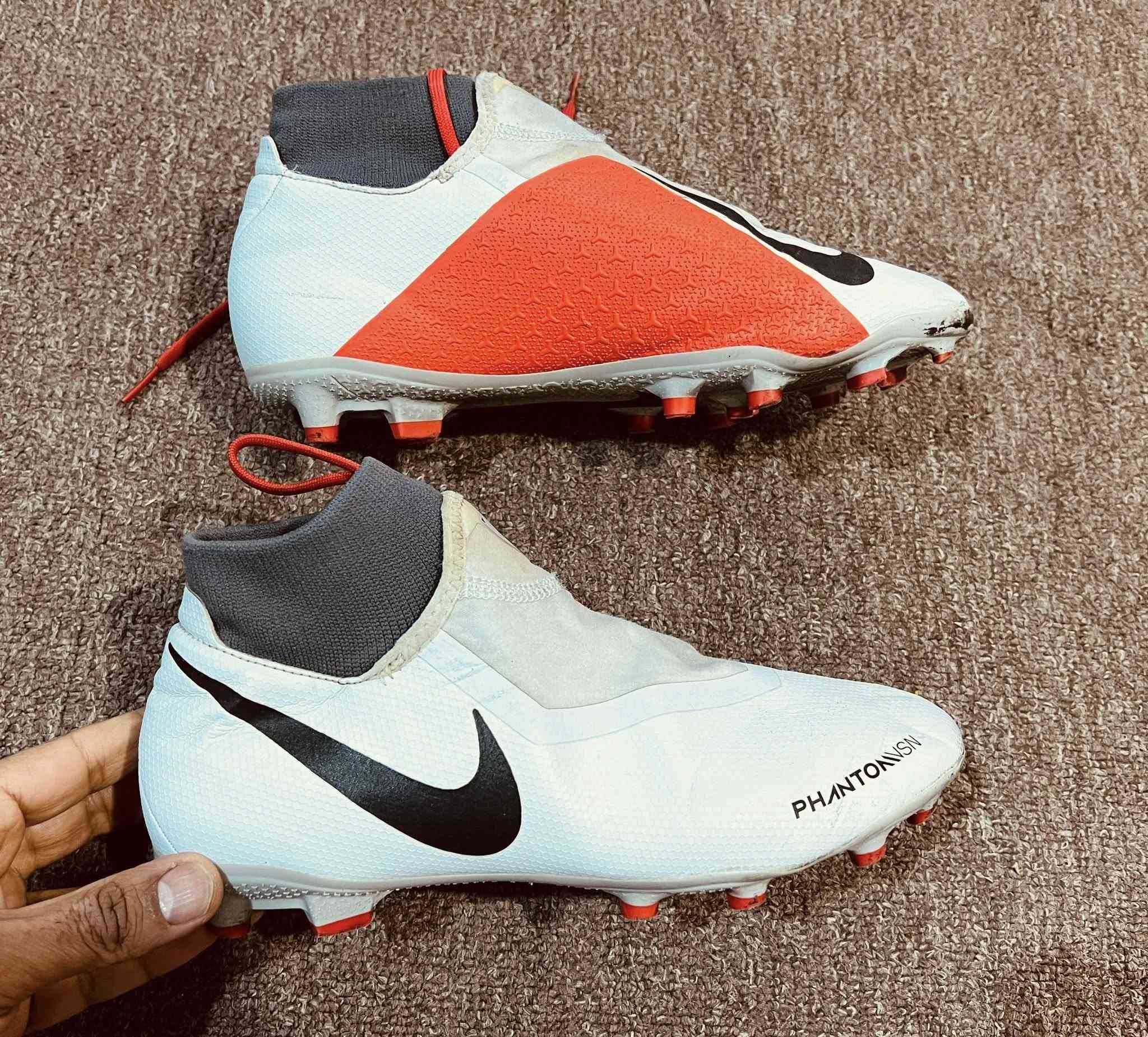 ستد نايك فانتوم
اصلي باله 

قياس41

نضافه1/1 

وزن خفيف كلش 

السعر خاص 

توصيل موجىود 

واتساب متوفر

***********
