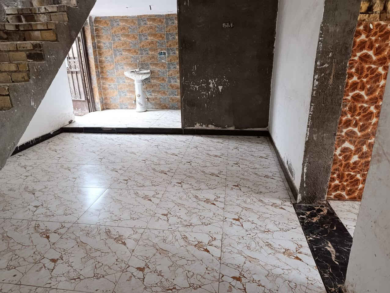 سلام عليكم بيت لبيع مساحه ١٣٥بحي لامين كافت الخدمات ماي تبليط مجاري أربع شوارع عليه يطلعن 
يبعد عن شارع ٣٠٠متر سعرا خاص للاستفسار اكثر رقم ***********او خاص
