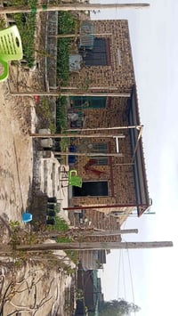 ارض 800م  للبيع فيها دار بناء طابوق (مطبخ وكلدور ومضيف وصحيات)كهرباء و...