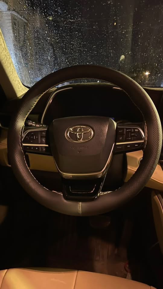 🚘 للبيع Toyota Highlander XLE AWD 2020 🚘

للبيع هايلاندر 2020 فئة XLE كلين تايتل بحالة ممتازة جداً، سيارة عائلية فخمة ومريحة، استخدام شخصي ونظافة عالية . 

🔹 الموديل: 2020

🔹 الفئة: XLE

🔹 العداد: 96,000 مايل

🔹 المحرك: V6 سعة 3.5 لتر

🔹 القوة: 295 حصان

🔹 ناقل الحركة: أوتوماتيك 8 سرعات

🔹 نظام الدفع: AWD (دبل مستمر)

المواصفات والتجهيزات:

✅ فتحة سقف كهربائية

✅ مقاعد جلد 

✅ مقاعد أمامية مدفأة

✅ مقعد السائق كهربائي 10 وضعيات مع ذاكرة حفظ

✅ مقعد الراكب الأمامي كهربائي

✅ ثلاثة صفوف مقاعد

✅ شاشة معلومات وترفيه 8 إنج

✅ Apple CarPlay

✅ Android Auto

✅ منافذ USB متعددة

✅ شاحن لاسلكي للأجهزة 

✅ نظام دخول ذكي Smart Key

✅ تشغيل السيارة بالبصمة

✅ تشغيل عن بعد

✅ باب خلفي كهربائي

✅ مكيف أوتوماتيك ثلاثي المناطق

✅ كاميرا خلفية

✅ حساسات مساعدة للركن

✅ جنوط ألمنيوم أصلية 18 إنج

✅ أضوية LED أمامية وخلفية

✅ مثبت سرعة راداري Radar Cruise Control

✅ نظام المحافظة على المسار Lane Keep Assist

✅ نظام التنبيه عند مغادرة المسار Lane Departure Alert

✅ نظام التحذير من الاصطدام الأمامي

✅ نظام الكبح التلقائي للطوارئ

✅ مراقبة النقطة العمياء Blind Spot Monitor

✅ تنبيه حركة المرور الخلفية Rear Cross Traffic Alert

✅ نظام الإضاءة العالية الأوتوماتيكي

✅ 8 وسائد هوائية

✅ فرامل إلكترونية مع Auto Hold

✅ أنظمة ثبات وأمان متكاملة

السيارة بحالة ممتازة جداً، المحرك الگير والشاصي بحالة ممتازة، وجاهزة للفحص بأي مكان.

📞 للاستفسار التواصل على الخاص أو الاتصال.

***********
