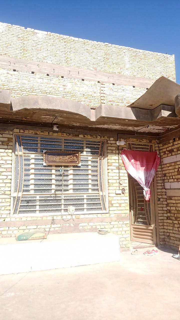 السلام عليكم بيت للبيع مساحته 265متربناء جديد طابوك صب مسلح يتكون من غرفتين وصاله واستقبال ومطبخ حار وبارد ومجمع صحيات وكراج وحديقة العنوان طويريج الجدول الغربي منطقة عبد عوينات قريب على الشارع الحولي للاستفسار ***********
