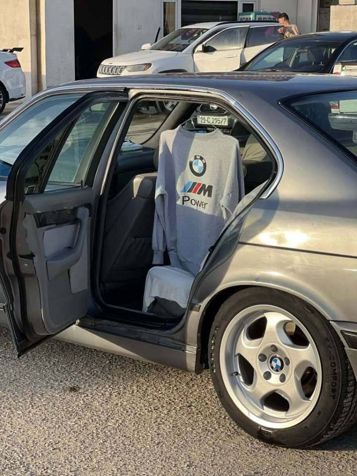 ماشاءاللە لەماڵی هەموو لایەڪ
BMW525Ai بیلاد تۆماتیک 
چاملخی پێش سایەق لێدرانکی هەیە شایەنی باس نیە 
گێڕو مەکینە بەشەرتی هەزار فیتەر
مۆدیل 1991
تەبردیوو تەقەو ڕەقە بەشەرت 
سەنەوی ساڵێکە بەسەرچووە 
بەشەرتی تەحویل خەرامە  
سعری 66 مەجالێ برایانە
گۆڕینەوە ناکەم
*********** شمشمل, السليمانية
