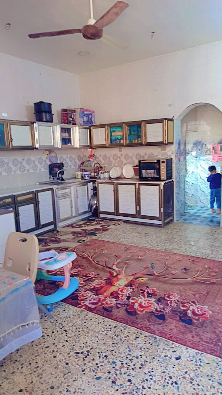 بيت بناء 2023 المساحه 275  يقع في #الكوت الجديده رگن موقع تجاري على شارعين الشارع الرئيسي الي هو شارع المطحنه او الاقواس الي تجي من شارع بغداد وشارع فرعي يحتوي المنزل على غرف عدد 3 وصاله واستقبال ومطبخ صحيات خارجيه وداخليه علماا الغرفه تحتوي ع سويت طارمه مناور عدد 3 
علماا الغرفه الاخيره مابنيه الي تطل على شارع الفرعي 

السعر خاص او الاتصال على الرقم التالي 
***********
