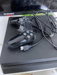 بلايستيشن 4 • حالة ممتازة • يد أصلية